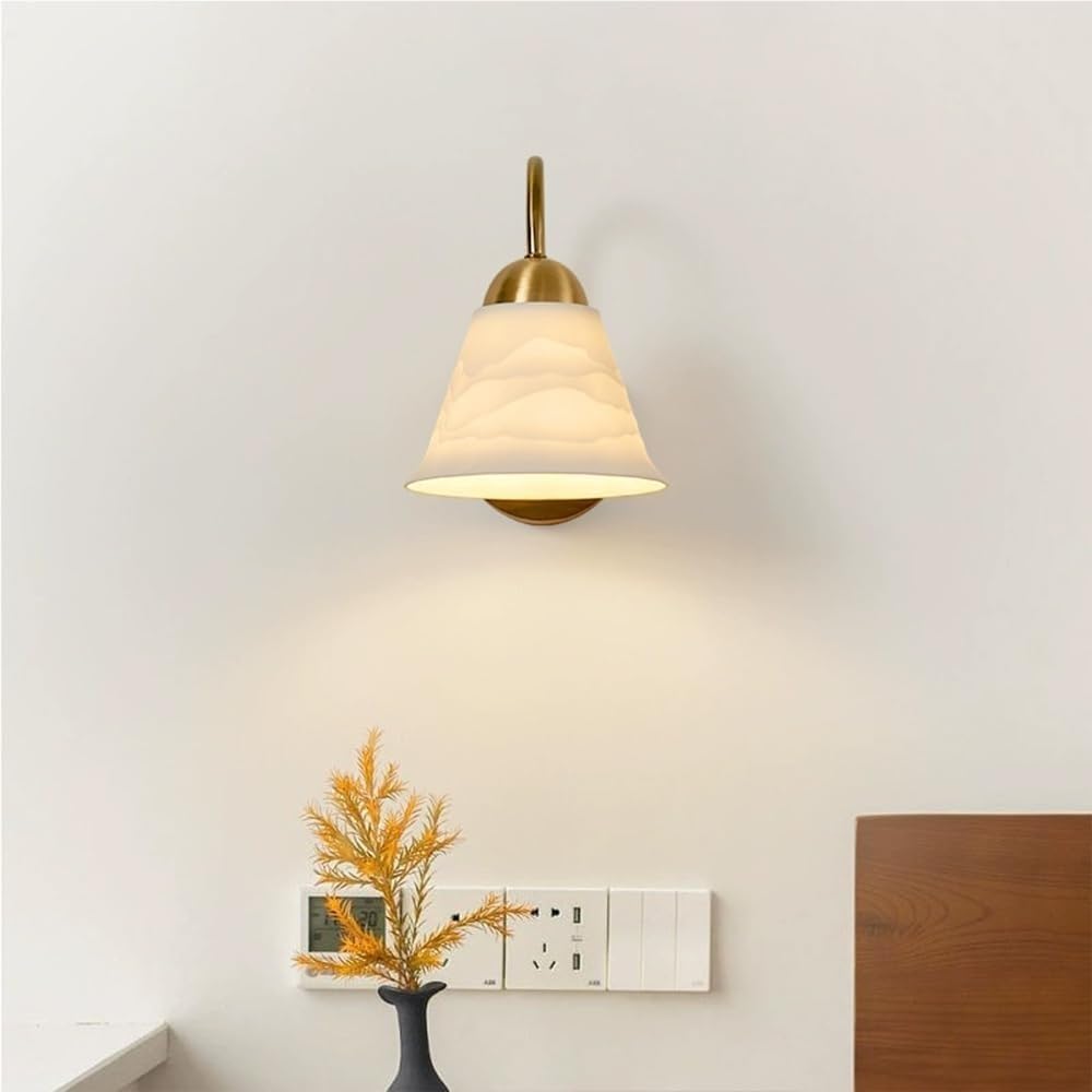 Vintage biała ceramiczna lampa ścienna, gwint E27, drewniany uchwyt ścienny, idealny do salonu, sypialni, przedpokoju lub schodów.