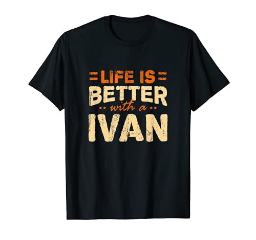 La vie est meilleure avec un nom personnalisé Ivan T-Shirt