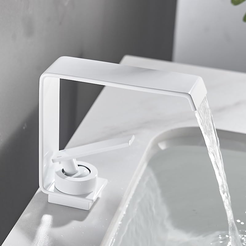 Grifos de lavabo modernos tipo cascada para renovar tu cuarto de baño 4