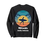 indonesia surf travel guide El diseño gráfico cuenta con un colorido atardecer retro con palmeras y un surfista que sostiene una tabla de surf. Ideal para hombres y mujeres que aman los recuerdos vintage de Nihiwatu Sumba Indonesia, Nihiwatu Sumba memorabilia o Nihiwatu Sumba Indonesia.