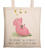 glücksschweine ❤ 100% LIEBEVOLL - Diese wunderschöne weiße Tragetasche von Mr. & Mrs. Panda im Jutebeutel Style ist wirklich etwas ganz Besonderes. Mit unseren Motiven und Sprüchen kannst du auf eine ganz besondere Art und Weise dein Lebensgefühl ausdrücken. Die Tasche ist aus 100% Baumwolle gefertigt und fühlt sich deshalb sehr hochwertig an. Unsere Baumwolltaschen sind sehr robust und dadurch langlebig. Ob als Einkaufstasche oder Umhängetasche ist dieses modische Accessoire mit dem jeweiligen Motiv auf je...