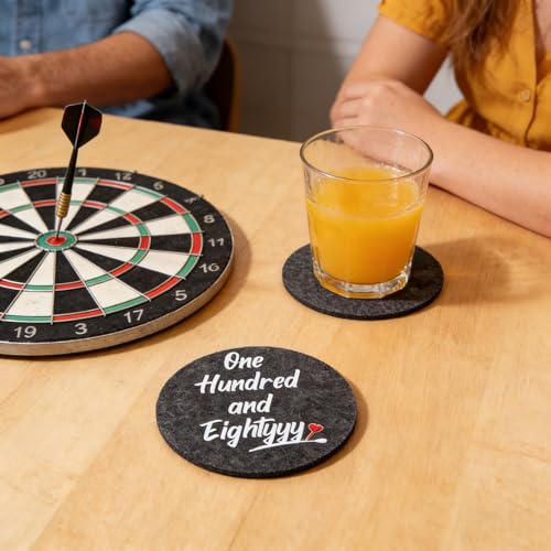 6 Stück Filzuntersetzer Rund, Lustige Darts Geschenke für Männer, Dartfans, Dart Zubehör, Accessoires, Filz Untersetzer für Gläser mit Spruch und Dartscheibe, Glasuntersetzer und Bierdeckel Pappe