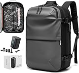 Revolutionäre Vakuumkompressionstechnologie: Der Black Voyage Rucksack verfügt über ein integriertes Vakuumkompressionssystem mit integrierter Luftpumpe, die in der Lage ist, 18-20 Federkleidung zu verstauen und den Stauraum um über 50 % zu reduzieren (sogar mehr für Daunenjacken). Wenn er vollständig ausgezogen ist, erreicht der Rucksack eine beeindruckende Kapazität von 60 l, vergleichbar mit einem 24-Zoll-Koffer.