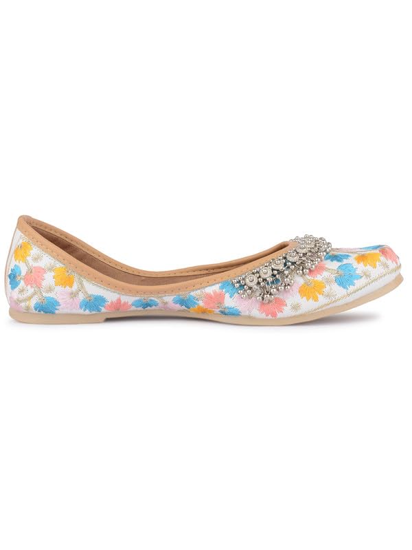 Image of Flat Footwear /Mojari /Punjabi Jutti /Bellies for Women - Embroidered Gungroo