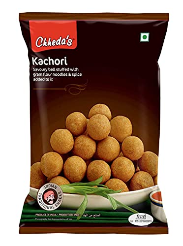 Image of Chheda's - Salt N Pepper Banana Chips (350 Gm) and Dry Kachori (300 Gm) | Banana Wafers | Indian Namkeen | Tasty Snacks | Ready to Eat - Combo Pack