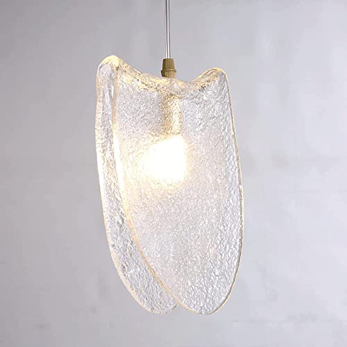Plafond lampe en verre au-dessus de la table de cuisine