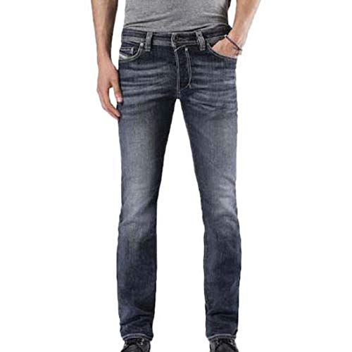 Caratteristiche: Modello: Safado Regular Slim-Straight 0885K Materiale: 98% cotone, 2% elastan Lavatrice Dettagli: Eleganti jeans a cinque tasche di Diesel Abbottonatura per chiusura con 4 bottoni Super qualità, ottima vestibilità La toppa del logo sullo scomparto portamonete e sopra la tasca posteriore destra Tutti i rivetti sono impressi con il logo Diesel