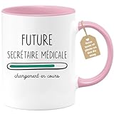 Offrez le mug parfait pour une future secretaire medicale : Vous connaissez une future secretaire medicale et vous l’adorez ? C’est quelqu’un de bien qui pense aux autres. Alors quoi de mieux que de lui offrir un cadeau original qui valorise son métier ? De la passion et de la détermination, ce cadeau unique la félicite pour ses valeurs et ses engagements en tant que secretaire medicale. Offrez-lui cette tasse personnalisée et faites-lui savoir à quel point elle compte pour vous.
