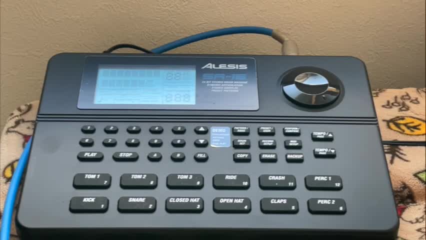 Alesis ドラムマシン 500種類のサウンド内蔵 MIDI ☆ALESIS SR-18
