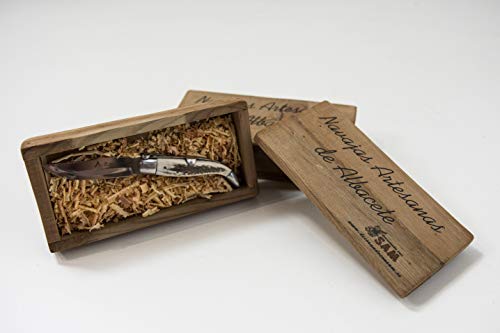 Navaja de Albacete Hecha a Mano Modelo Teja Asta de Ciervo Grande SAM, Incluye Estuche de Madera, Hoja de 8,5cm. Incluye Imán de Madera Personalizable de Regalo Cover