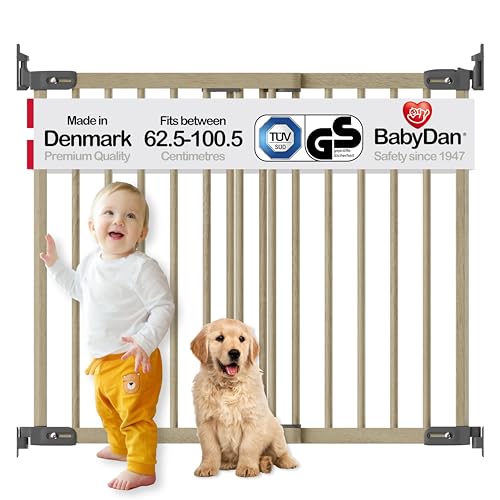BabyDan Barrera de Seguridad Silkeborg Deluxe para Bebés y Niños - Puerta Protectora de Madera de Haya para Escaleras y Camas - Ajustable 62,5-100,5 cm con Montaje a Pared