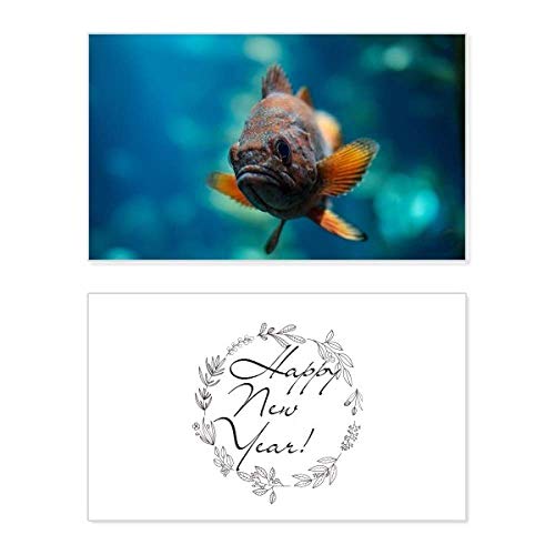 Tarjeta de Año Nuevo con peces tropicales para felicitar las fiestas con un diseño marino único