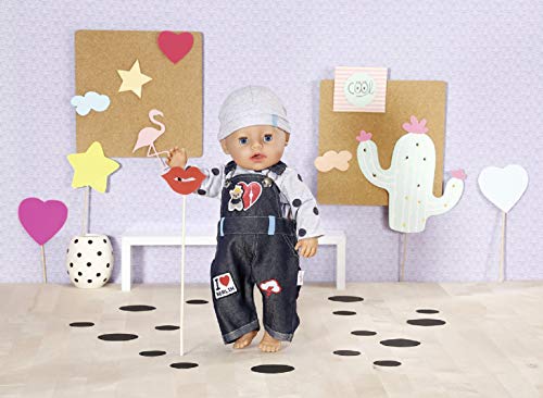 Dolly Moda Completino Berlin Per Bambole Da 43Cm - Per Mani Piccole, Il Gioco Creativo Promuove L'empatia E Le Abilità Sociali, Per Bambini Dai 3 Anni In Su - Include Maglietta, Pantaloni E Cappello - 3