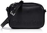 Diese kleine Calvin Klein Tasche überzeugt mit schlichtem und zeitlosen Design. Doch auch Ihre handliche Größe darf nicht vergessen werden. Mit geräumigem Hauptfach und verstellbarem Schulterriemen ist sie perfekt für die nächste Veranstaltung. Maße: 19 x 12,5 x 7,5 cm