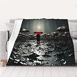 Convient pour toutes les saisons : l'épaisseur parfaite offre l'équilibre idéal entre chaleur et respirabilité, ce qui les rend adaptés à toutes les saisons. La déformation dans cette couverture douce Parapluies Sadness Stormy Day permet à la chaleur d'envelopper votre corps pendant les nuits froides en automne ou en hiver. Couvrez vos genoux avec douceur et confort pour profiter de l'extérieur au printemps ou en été