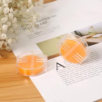 Bloc De Cire D'abeille Sur Fond De Bois. Cire D'abeille Naturelle