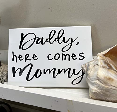Daddy Here Comes Mommy Sign #TOP1