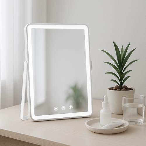 STABILE E MODERNO: robusto alloggiamento in metallo per una maggiore durata e stabilità. Specchio per il trucco quadrato e verticale con cornice elegante. Design senza tempo per qualsiasi bagno o camera da letto.