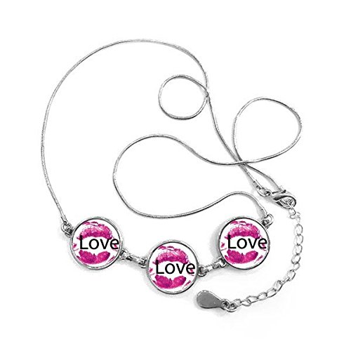 Collier motif lèvres rose et pendentif rond pour sublimer vos tenues romantiques
