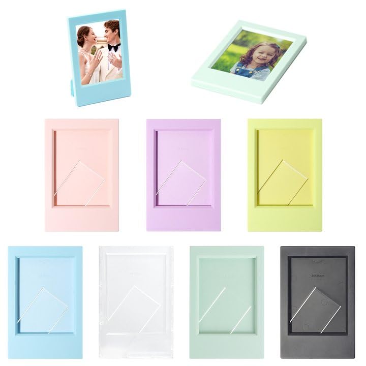 🖼【Alta qualità】Il set di cornici per foto mini è realizzato in materiale plastico di alta qualità. Durevole e bello, non si rompe facilmente, riutilizzabile. Conserva le tue foto e i tuoi ricordi dallo sbiadimento nel tempo. Un totale di 7 cornici per foto in diversi colori sono incluse per soddisfare le vostre esigenze quotidiane.
