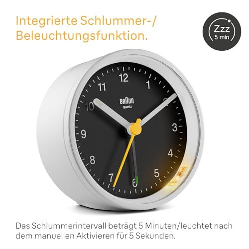 Braun Klassischer analoger Wecker Schlummerfunktion und Licht, ruhiges Quarzuhrwerk, Crescendo-Alarm in Weiß und Schwarz, Modell BC12WB.