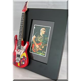 JOE SATRIANI Miniature Cadre Guitare Photo Surfing with Aliens - Les Beatles, Paul McCartney, John Lennon, RIngo Starr, George Harrison JOE SATRIANI Miniature Cadre Guitare Photo Surfing with Aliens – Image 2