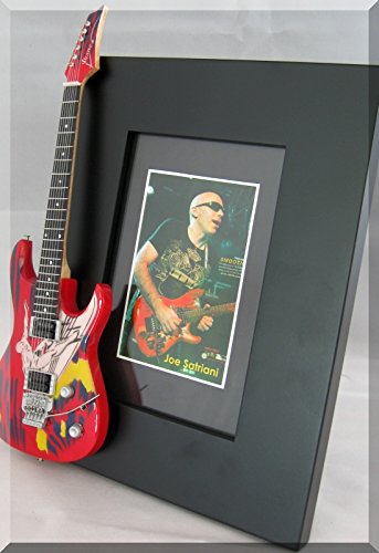 JOE SATRIANI Miniature Cadre Guitare Photo Surfing with Aliens - Les Beatles, Paul McCartney, John Lennon, RIngo Starr, George Harrison JOE SATRIANI Miniature Cadre Guitare Photo Surfing with Aliens – Image 3