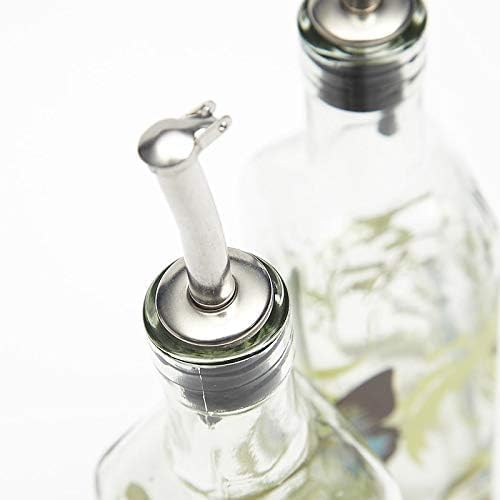 Imagem superior de garrafas com fundo branco e neutro. Imagem superior de garrafas com fundo branco e neutro.