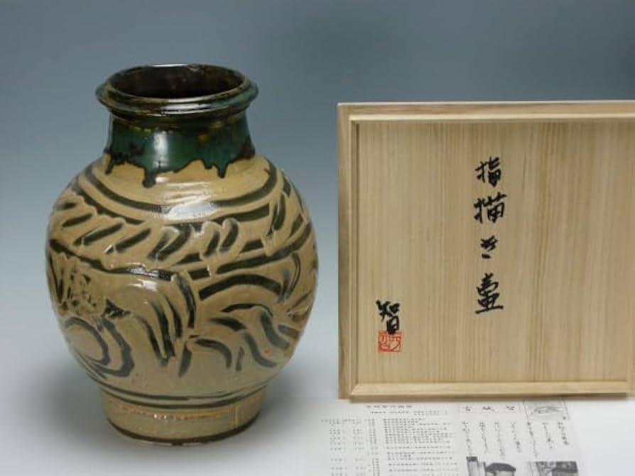 【宮城智】高さ38センチ金城次郎の娘婿 線彫魚紋花瓶 壺屋焼 やちむん 壺 宮城智】高さ38センチ金城次郎の娘婿 線彫魚紋花瓶 壺屋焼
