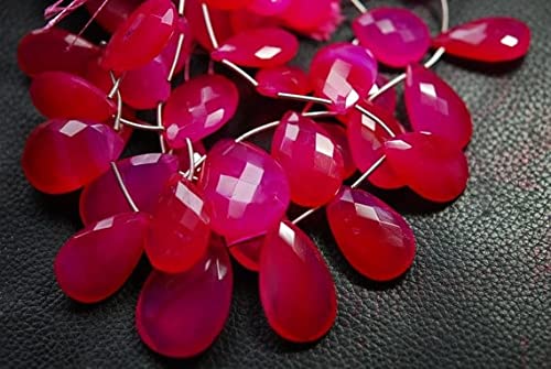 Calcédoine rose fuchsia en poire briolette pour boucles d'été