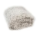 Mit der Vorderseite durch flauschigem Flor und der Rückseite durch weichem Micromink können Sie die Wohndecke beidseitig verwenden. Hochwertige Materialien mit Sorgfalt verarbeitet.