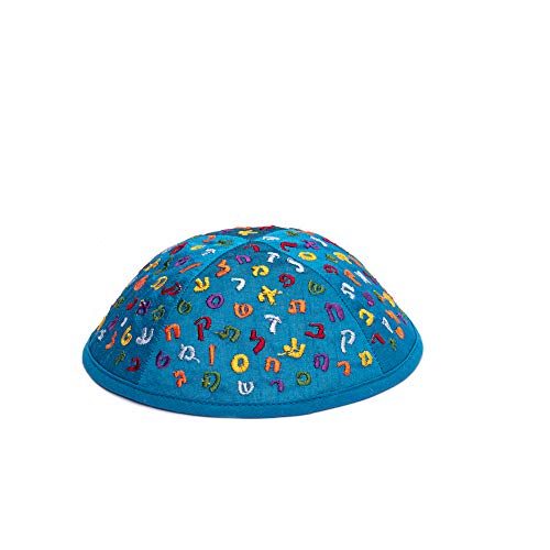 EMANUEL-Kippah-fuer-Kinder-Blaue-Yamaka-mit-mehrfarbigen-bestickten-hebraeischen-Buchstaben-YPA-3A