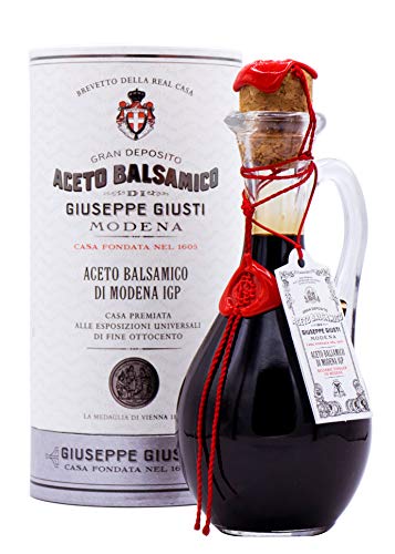 INVECCHIATO IN BOTTI ANTICHE - Come da tradizione, questo prodotto invecchia a lungo in antiche botti e barriques risalenti al 1800 e 1900.