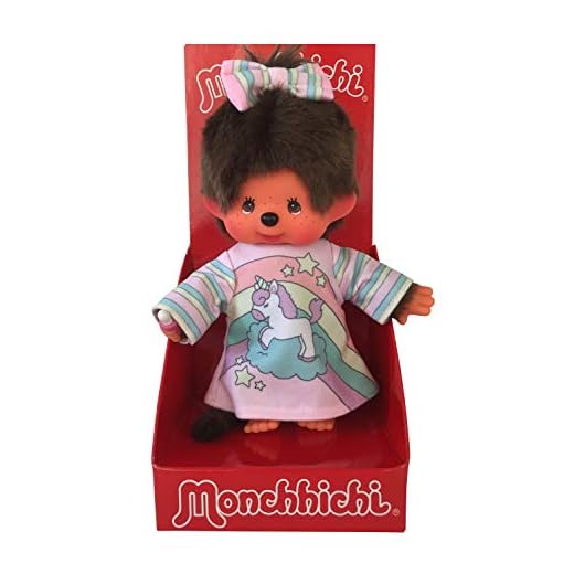 Sekiguchi 221141 – Original Monchhichi flicka, gjord av brun plysch, med pastellfärgad enhörningsklänning och rosett i håret, ca 20 cm lång