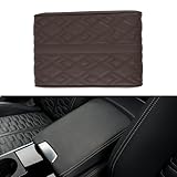 Facile à Installer - Cette housse de console de voiture est équipée d'une bande élastique pour un ajustement sécurisé et stable, garantissant qu'elle reste fermement en place. Le dessous présente des points surélevés qui empêchent efficacement la housse d'accoudoir de glisser ou de bouger. L'installation est simple : il suffit d'ouvrir la housse de console centrale, de placer la bande élastique à l'intérieur, et de la refermer.