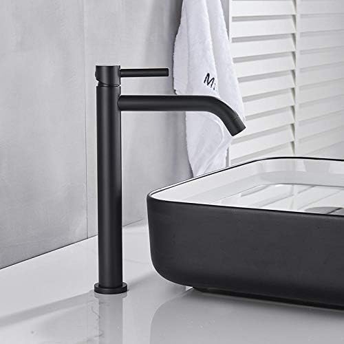 Mitigeur de lavabo surélevé contre les éclaboussures sur grand comptoir noir