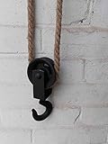 Haken Flaschenzug Origineller, sehr stabiler Haken Flaschenzug. Stabiler, massiver Haken mit Rolle aus Eisen und dicker Leinenkordel. Sehr stabil und belastbar. Voll funktionstüchtig. Vielseitig verwendbar, sowohl im Werkstatt- bereich, als auch zur Dekoration, z.B. als Haken für schwere Blumenampeln, etc. Sehr dekorativ. Ein echter Hingucker. Gesamtlänge ca. 78 cm. Haken mit Rolle ca. 18 cm lang, ca. 8 cm breit, ca. 6 cm tief.