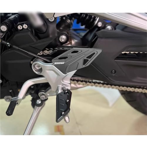 Repose-pieds larges CFMOTO 800NK en alu taillé masse pour un confort de route supérieur