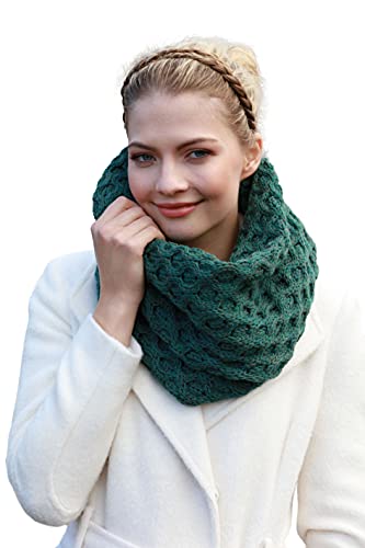 Carraig Donn Irischer Snood-Schal aus Merinowolle (Connemara grün) Cover