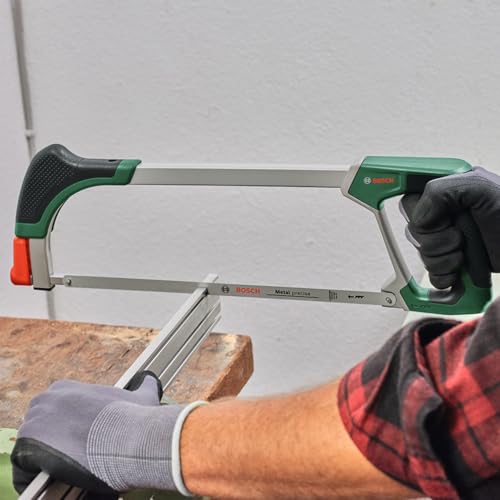 Bosch Bügelsäge 300mm (Universalsäge mit robustem Bimetall-Sägeblatt für präzise Schnitte in Metall, Holz, Kunststoff und mehr; 24 TPI; einfacher Blattwechsel; Schnittwinkel 45°/90°; Softgrip)