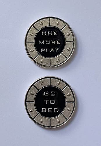 Versilberte schwarze Spielermünze. Entscheidungsmünze One more play or Go to bed? Entscheidungsstart. Geschenkidee für leidenschaftliche PC, Computer, Video games, Videospiele, Nerd-Gamer