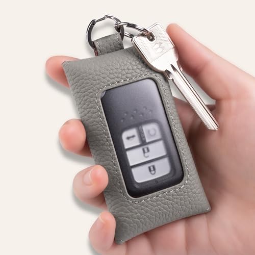 スマートキーは精密機器なので、衝撃や水濡れなどの影響を受けないように、何かケースやカバーで対応しておきたいもの。ただ、完全に覆ってしまうとボタン操作で不便を感じることもあります。透明窓がついたタイプなら、直接操作ができてスムーズですよ。