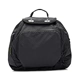 Dos líneas icónicas de Mandarina Duck se unen en esta edición de la mochila fabricada en tejido reciclado y plegable sobre sí mismo, práctica y ligera. Mantiene el clásico cierre de cordón y ojales, correas de hombro y bolsillo frontal.