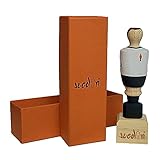 JUGOLÍN es un exclusivo muñeco de madera, UNISEX, pintado a mano, sobre peana de madera, con estuche individualizado cuidadosamente diseñado. Inspirado en el clásico jugador de futbolín. Cada JUGOLÍN es único e irrepetible
