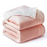 HOCHWERTIGE QUALITÄT: Die Oberseite ist hergestellt aus 100% Mikrofaser Fleece (Qualität: 220 GSM), die kuschelige Unterseite aus 100% Mikrofaser Sherpa (Qualität: 260 GSM) - Somit ist die Decke resistent gegen verblasst, behält seine Form im Laufe der Jahre ohne Wölbung und kann im Schonwaschgang in der Waschmaschine gereinigt.