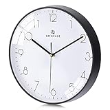 Diseño Simple y Moderno: Realice un seguimiento del tiempo y, al mismo tiempo, agregue un toque de estilo moderno a su espacio con este reloj de pared esencial. El marco negro clásico, los grandes números arábigos negros con tres elegantes manecillas contra la esfera blanca crean una fácil visualización desde cualquier rincón de su habitación.