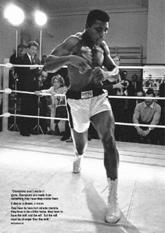 Muhammad Ali en el ring de boxeo. Poster grande PLASTIFICADO en Blanco y Negro. Incluye cita en INGLES con referencia a los campeones. Medidas aprox. 91.5 x 61 cm.