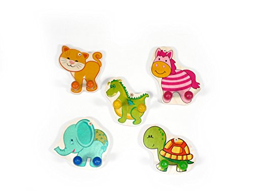 Petits vêtements des animaux rangés sur ce grand portant multicolore
