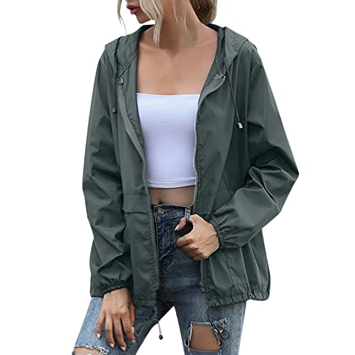 Capa de lluvia informal para mujer de color sólido con capucha ajustable y bolsillos prácticos.
