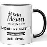 JUNIWORDS Tasse, Kein Mann ist perfekt, aber als Immobilienvermittler ist man verdammt nah dran, Schwarz (6353676)